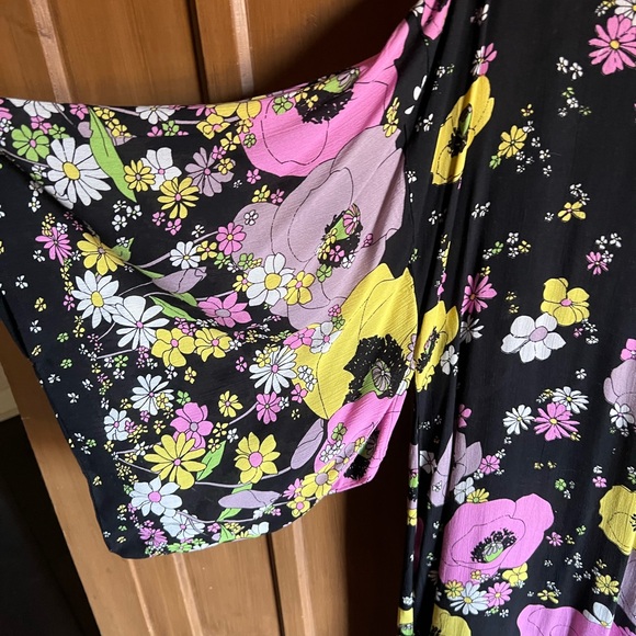 Free People Floral Kimono with Vibrant Colors
Rayon Like new - Picture 4 of 4